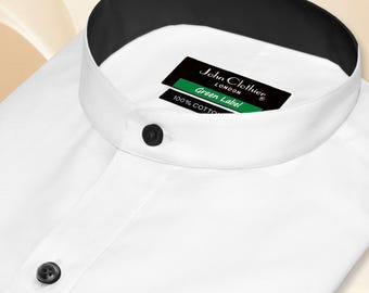 Camicia da uomo su misura bianca con colletto a fascia e dettagli a contrasto neri, stile vintage anni '900, vestibilità sartoriale, elegante e formale.