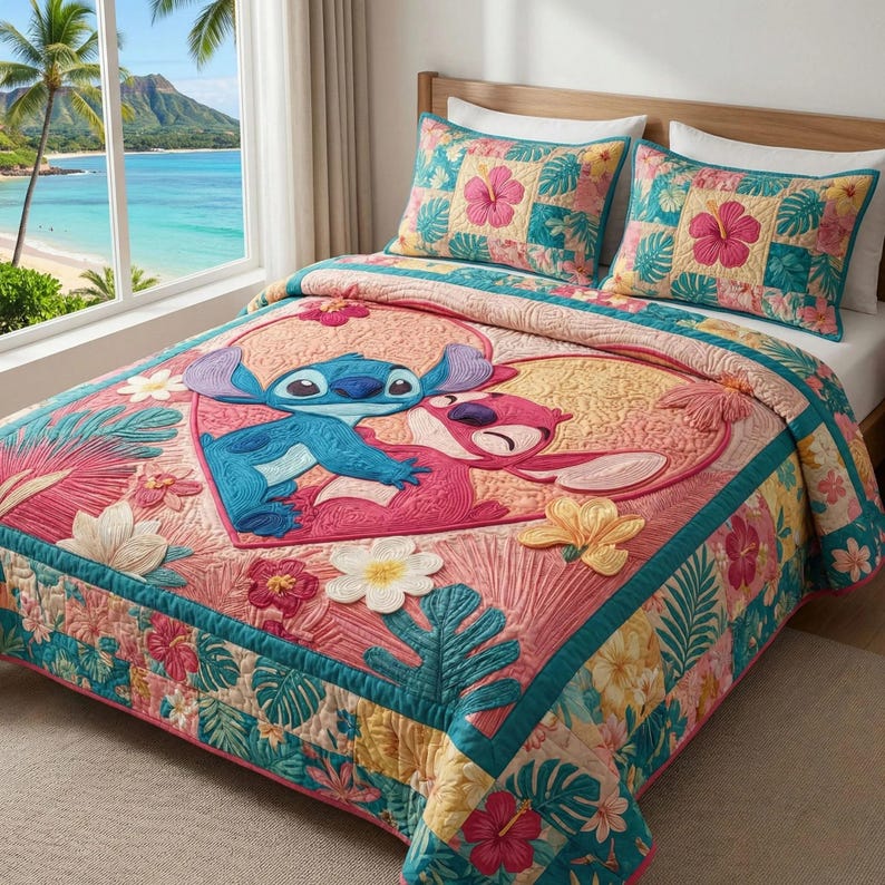 Puede incluir: Un edred&oacute;n colorido y dos fundas de almohada con un tema tropical. El edred&oacute;n presenta un dise&ntilde;o en forma de coraz&oacute;n con los personajes Stitch y Angel. El juego de cama incluye patrones florales y de hojas en tonos de rosa, azul, amarillo y verde.