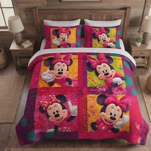 Peut inclure: Ensemble de literie Minnie Mouse color&eacute; avec un motif patchwork. La couette et les taies d'oreiller pr&eacute;sentent Minnie Mouse dans diverses poses, avec un code couleur rose et rouge. L'ensemble de literie est con&ccedil;u pour un lit.