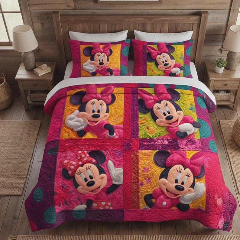 Peut inclure: Ensemble de literie Minnie Mouse color&eacute; avec un motif patchwork. La couette et les taies d'oreiller pr&eacute;sentent Minnie Mouse dans diverses poses, avec un code couleur rose et rouge. L'ensemble de literie est con&ccedil;u pour un lit.