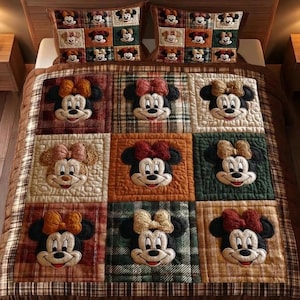 Puede incluir: Un edred&oacute;n de retazos y dos fundas de almohada con Minnie Mouse. El edred&oacute;n tiene un borde a cuadros y cuadrados con la cara y el lazo de Minnie en varios colores. Las fundas de almohada tienen un patr&oacute;n de cuadr&iacute;cula con caras de Minnie Mouse.