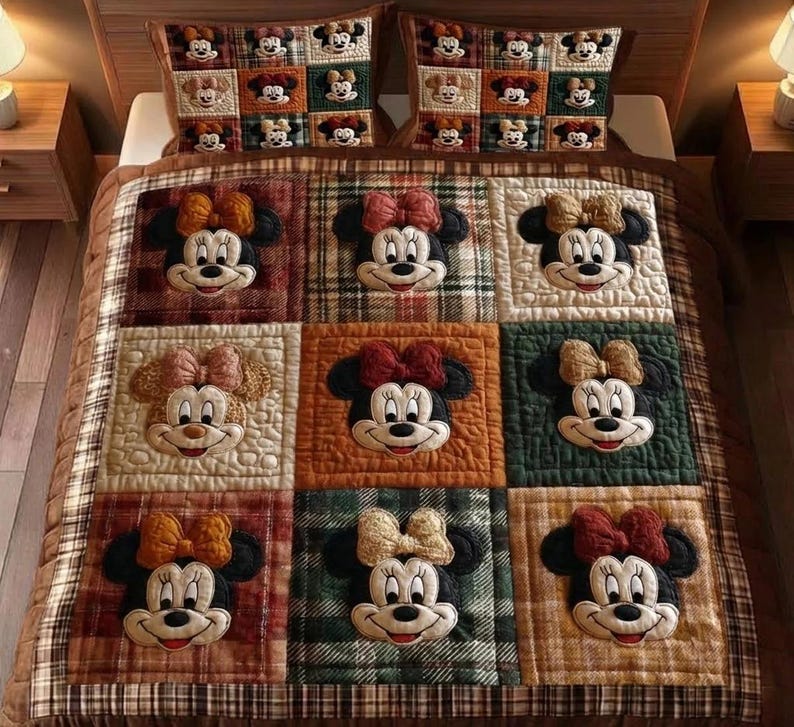 Puede incluir: Un edred&oacute;n de retazos y dos fundas de almohada con Minnie Mouse. El edred&oacute;n tiene un borde a cuadros y cuadrados con la cara y el lazo de Minnie en varios colores. Las fundas de almohada tienen un patr&oacute;n de cuadr&iacute;cula con caras de Minnie Mouse.