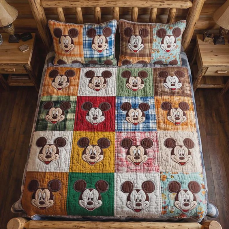 Puede incluir: Una taza de cer&aacute;mica blanca con un asa negra y el texto "But First, Coffee" en negrita negra. La taza est&aacute; sobre una superficie de madera. La taza mide aproximadamente 10 cm de alto.