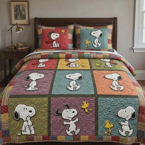 Può includere: Una colorata trapunta e due federe abbinate con i personaggi di Snoopy e Woodstock. La trapunta ha un design patchwork con quadrati di vari colori e Snoopy in diverse pose. Le federe presentano Snoopy e Woodstock.