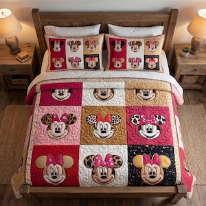 Peut inclure: Ensemble de courtepointe sur le th&egrave;me de Minnie Mouse avec des taies d'oreiller assorties. La courtepointe pr&eacute;sente un motif patchwork avec des visages de Minnie Mouse dans diff&eacute;rentes couleurs et motifs, dont le rouge, le rose et l'imprim&eacute; l&eacute;opard. La literie est pr&eacute;sent&eacute;e sur un cadre de lit en bois.
