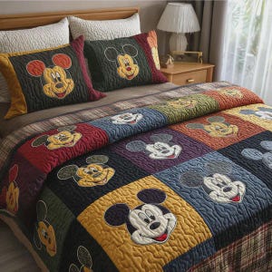 Può includere: Una colorata trapunta e due federe abbinate con Topolino. La trapunta è composta da quadrati di vari colori, ognuno con un diverso volto di Topolino. Le federe e la trapunta hanno una trama trapuntata.