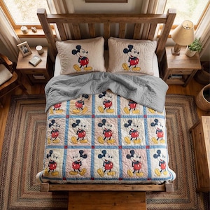 Juego de ropa de cama con edredón de Mickey Mouse de pie estilo vintage, edredón clásico de patchwork con ratones en pantalones cortos rojos, regalo de decoración retro para dormitorio infantil.
