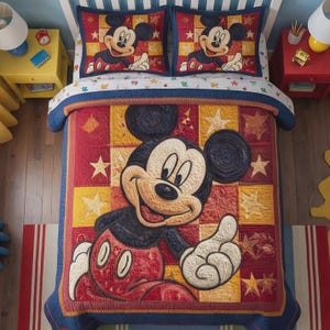 Juego de ropa de cama con edredón estampado de Mickey Mouse y estrellas, edredón de dibujos animados con pulgares hacia arriba en rojo y amarillo para habitación infantil, edredón estrellado brillante, regalo para niños pequeños. imagen 1