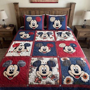 Puede incluir: Una taza de cerámica blanca con un asa negra y el texto "But First, Coffee" en negro y negrita. La taza está sobre una superficie de madera. La taza mide 10 cm de alto.