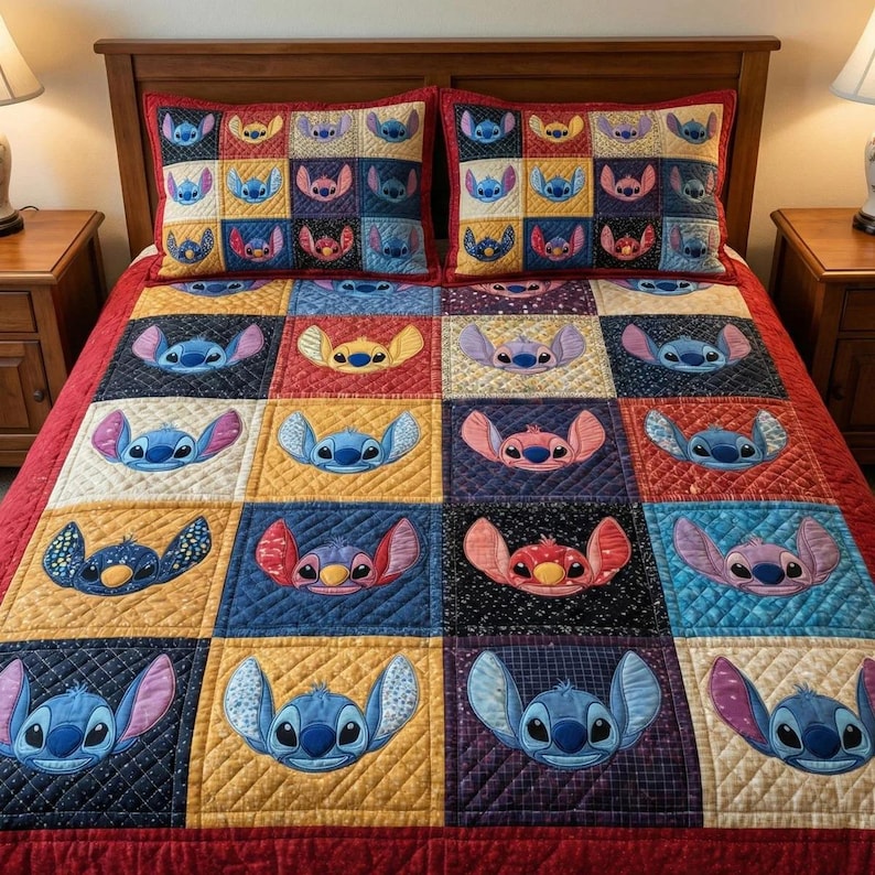 Peut inclure: Une courtepointe color&eacute;e et deux taies d'oreiller assorties avec un motif patchwork repr&eacute;sentant le personnage Stitch de Lilo & Stitch. La courtepointe et les taies d'oreiller ont une bordure rouge et sont pr&eacute;sent&eacute;es sur un cadre de lit en bois.