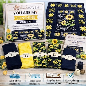 Op de afbeelding: Een "You Are My Sunshine" quiltkit voor peuters. De kit bevat stof, sjablonen en instructies. De quilt heeft een marineblauwe achtergrond met gele zonnebloemen en de tekst "You are my Sunshine."