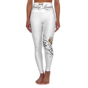 Puede incluir: Leggings blancos de cintura alta con el texto "Amari Lamar" en escritura negra en la cintura. Una corona dorada está encima del texto. La pierna derecha presenta una corona dorada y texto en escritura.