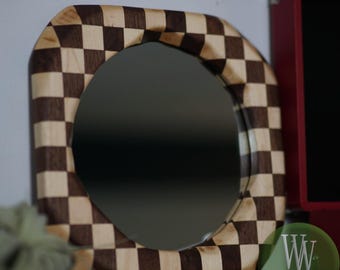 Espejo de tablero de ajedrez // Espejo de 12" de nogal y arce con borde suave y liso