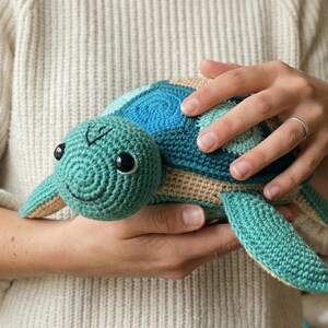 Patrón de tortuga marina a crochet en PDF, amigurumi de concha hexagonal, peluche para habitación infantil con temática marina, regalo para baby shower en la playa.