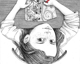 Puede incluir: Una ilustración en tinta blanca y negra que muestra a una persona dibujando en una hoja de papel con un bolígrafo rojo. La escena está rodeada de varios bocetos de figuras, animales y criaturas, incluyendo un esqueleto, un gato y un murciélago.