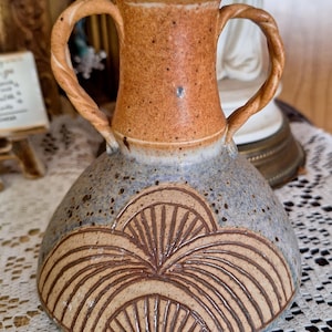 Vintage, gesigneerde aardewerk vaas met dubbele handgreep en kurk - Sgraffito waaierontwerp