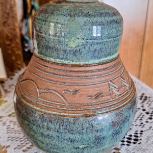 Vintage-Vase aus handgefertigter Keramik, signiert, Steinzeug, türkisgrüne und rostfarbene Tropfglasur mit geschnitzten Südwest-Landschaftsmotiven, 15 cm