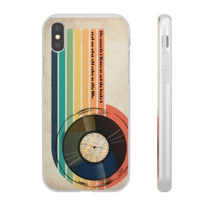 Può includere: Custodia trasparente per telefono con un design vintage. Presenta un disco in vinile e strisce colorate. Il testo sulla custodia recita: "I dischi che ascolto e i libri che leggo sono ciò che aggiunge colore a questa vita."