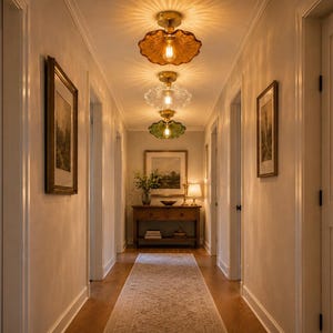 Peut inclure: Un couloir avec trois plafonniers encastrés dotés d'abat-jours en verre festonné de couleur ambre, transparent et vert. Chaque luminaire possède une base en laiton et émet une lueur chaude, créant des motifs lumineux distincts au plafond.