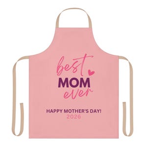 以下が含まれることがあります： ピンク色のエプロン。ピンクと紫で「best MOM ever」の文字と小さなピンク色のハート。エプロンには「HAPPY MOTHER'S DAY! 2026」の文字も。ベージュ色のストラップが付いています。