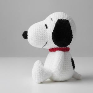 以下が含まれることがあります： 白い文字で「Welcome to our home」と書かれた素朴な木製サイン。 荒れた仕上がりで、玄関にぴったりのシンプルで魅力的なデザインです。