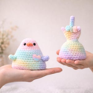 Op de afbeelding: Een witte keramische mok met een zwart handvat en de tekst "But First, Coffee" in een handschriftstijl. De mok staat op een wit oppervlak. De mok is 10 cm hoog.