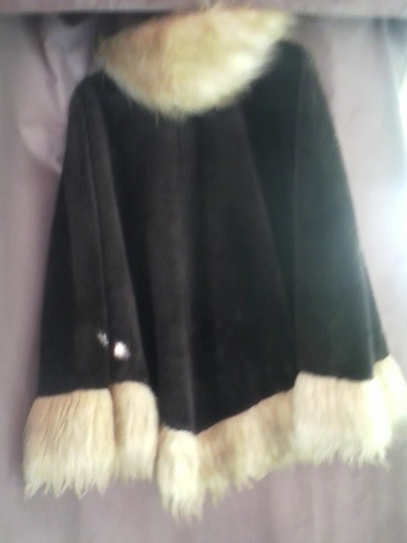 Vintage faux fur cape - image 3