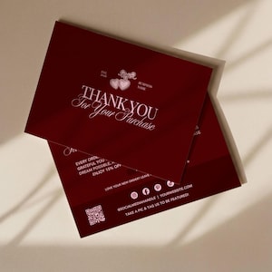 Può includere: Un biglietto di ringraziamento rettangolare rosso scuro con testo bianco che recita THANK YOU FOR YOUR PURCHASE, un'icona a forma di cuore con un fiocco, un codice QR, icone dei social media e spazio per il nome dell'azienda e il sito web.