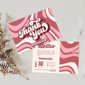 Może przedstawiać: Różowe i białe kartki z podziękowaniami z retro falistym wzorem. Karty zawierają słowa "Thank You" pogrubioną czcionką retro, z frazą "For Your Order!" poniżej. Druga karta zawiera dodatkowy tekst i informacje biznesowe.