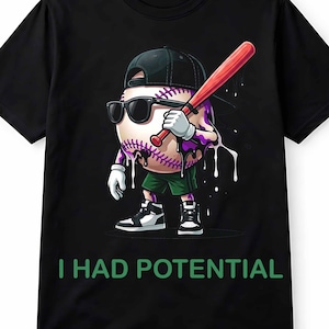 以下が含まれることがあります： サングラスと黒いキャップを着用し、赤いバットを持った野球のキャラクターが描かれた黒いTシャツ。野球のキャラクターは白い手袋、緑のショーツ、白と黒のスニーカーを履いています。「I HAD POTENTIAL」というテキストが緑色で印刷されています。