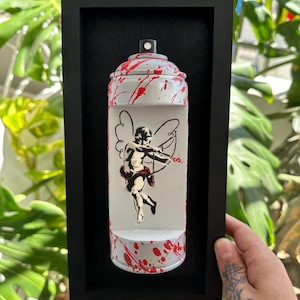 Puede incluir: Un letrero de madera rústica con el texto "Welcome to our home" en letras blancas. El letrero presenta un acabado envejecido y un diseño sencillo y acogedor.