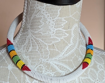 Collar con cuentas de semillas hecho a mano – Gargantilla bohemia geométrica llamativa – Joyería tribal de verano