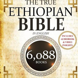 Puede incluir: La portada de "The True Ethiopian Bible in English" presenta un dise&ntilde;o vintage con detalles dorados y bordes ornamentados. El t&iacute;tulo se muestra en letras grandes y en negrita. Un emblema circular destaca "6.088 LIBROS" e "Incluye Audiobook & Video Insights."