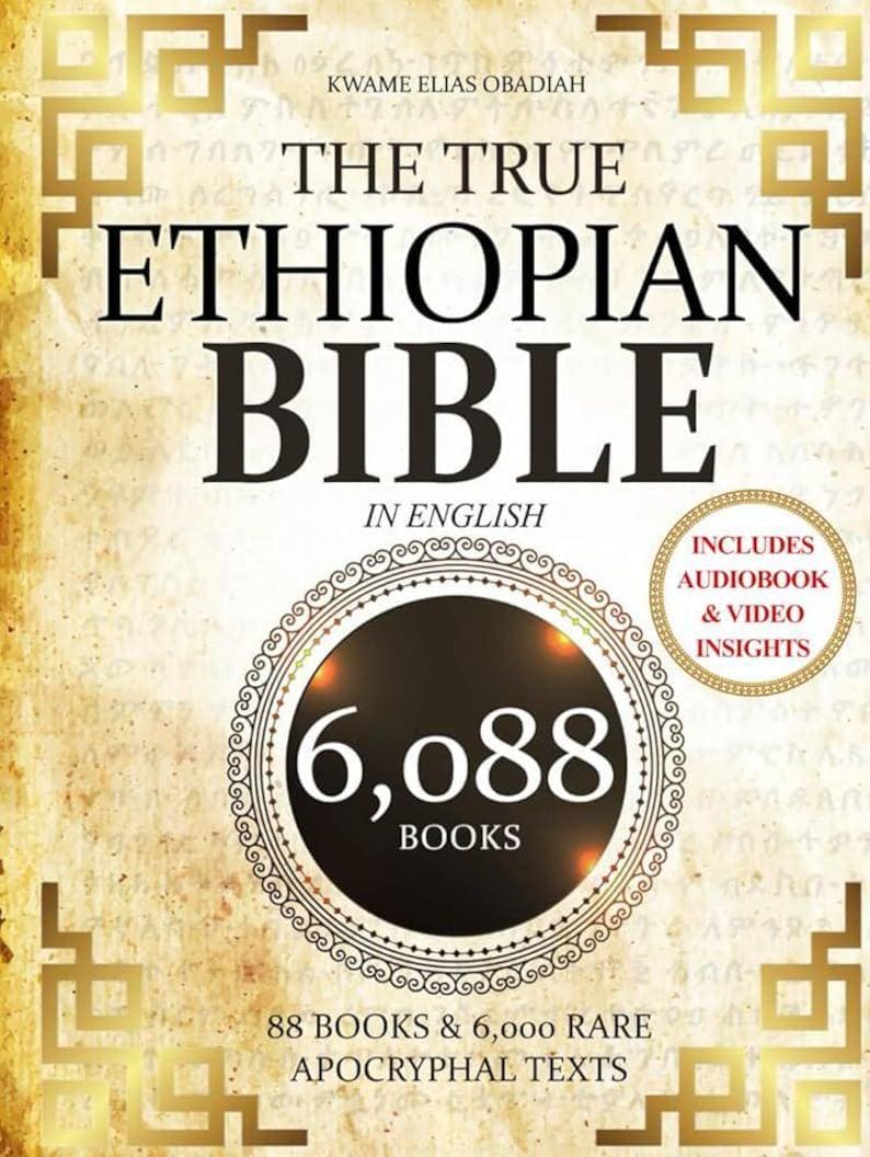 Puede incluir: La portada de "The True Ethiopian Bible in English" presenta un dise&ntilde;o vintage con detalles dorados y bordes ornamentados. El t&iacute;tulo se muestra en letras grandes y en negrita. Un emblema circular destaca "6.088 LIBROS" e "Incluye Audiobook & Video Insights."