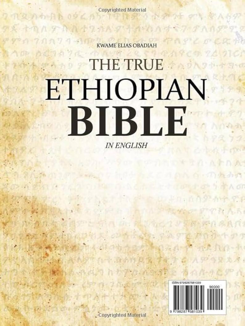 Puede incluir: La portada de "The True Ethiopian Bible" en ingl&eacute;s. El t&iacute;tulo est&aacute; en letras negras grandes y en negrita. El fondo es un papel texturizado y envejecido con escritura descolorida. El nombre del autor, Kwame Elias Obadiah, est&aacute; en la parte superior. C&oacute;digo de barras ISBN visible.