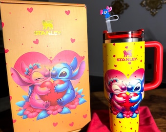 Vaso térmico de edición limitada de Lilo & Stitch de 40 oz con diseño de la Copa Stanley / Stitch y Ángel + llavero sorpresa.