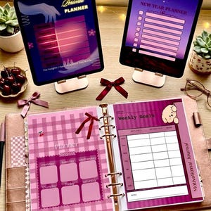 Puede incluir: Un planificador y dos tabletas con diseños de planificador se muestran en una superficie de madera. El planificador está abierto en una página a cuadros rosa y blanco con un diseño semanal. Las tabletas muestran diseños de "Personal Planner" y "New Year Planner".