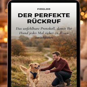 Puede incluir: Una tableta muestra la portada de un libro con el título "DER PERFEKTE RÜCKRUF" y el texto "Das unfehlbare Protokoll, damit Ihr Hund jedes Mal sicher zu Ihnen zurückkehrt." La imagen muestra a un hombre arrodillado, interactuando con un perro golden retriever.