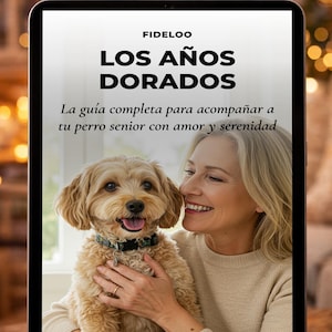 May include: A tablet displays a book cover with the title "LOS AÑOS DORADOS" and the text "La guía completa para acompañar a tu perro senior con amor y serenidad." A woman smiles while holding a small, fluffy dog. The book is from the "COLECCIÓN COMPORTAMIENTO."