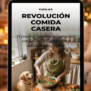 Peut inclure: Une tablette affiche un livre de recettes intitulé "REVOLUCIÓN COMIDA CASERA" avec le texte "El protocolo completo para preparar comidas sanas, equilibradas y deliciosas para tu perro." Une femme prépare de la nourriture avec un chien. Le bas de l'écran indique "COLECCIÓN NUTRICIÓN."
