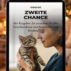 Puede incluir: Una tableta muestra la portada de un libro con el título "ZWEITE CHANCE" y el texto "Der Ratgeber: So verstehen Sie Ihre Tierschutzkatze und bauen eine tiefe Bindung auf." Una mujer sostiene un gatito atigrado, mirándolo con cariño.