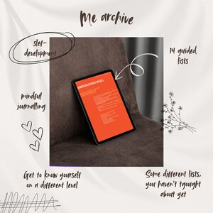 Könnte beinhalten: Ein digitales Tablet mit schwarzem Rahmen und orangefarbenem Bildschirm liegt auf einer braunen Oberfläche. Der Text "Me archive" steht oben. Zusätzlicher Text lautet "self-development", "mindful journalling" und "14 guided lists".