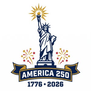 Può includere: Un'illustrazione grafica della Statua della Libertà in blu scuro, che regge una torcia con una stella dorata e una tavoletta. Sotto, fuochi d'artificio rossi e oro, un nastro blu con la scritta AMERICA 250 e le date 1776-2026.