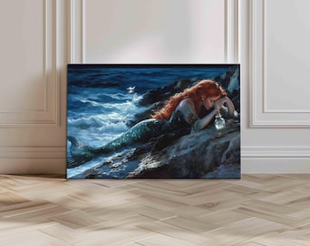 Puede incluir: Impresión en lienzo de una sirena pelirroja en una orilla rocosa. Su cola turquesa se mezcla con las olas del océano. Sostiene una pequeña botella transparente. La obra está ambientada en un mar y cielo azul oscuro.
