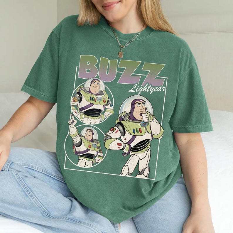 Camiseta retro con retrato de personajes de Toy Story de Disney Pixar, regalo de cumpleaños de Buzz Lightyear y Woody, camiseta para viaje a Toy Story Land en Disneyland. imagen 1