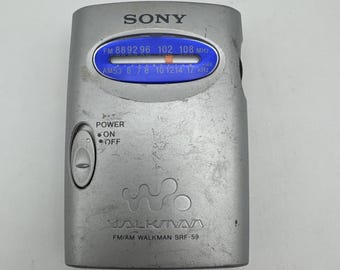 Radio portátil Sony SRF-59 AM/FM color plata con clip para cinturón. Probada y funcionando.