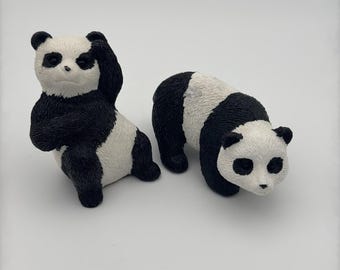 Adorables figuritas de oso panda de 7,6 cm con poses realistas y un lindo par de estilo vintage.