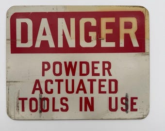 Letrero reflectante de aluminio vintage de PELIGRO: Herramientas activadas por pólvora en uso, 8x10