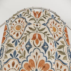 Cortina de ducha estilo boho con diseño de azulejos, decoración floral azul terracota para baño, cortina de baño con estampado cerámico vintage, baño de invitados, decoración de baño estilo boho imagen 2