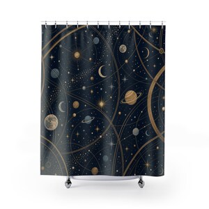 Könnte beinhalten: Ein dunkelblauer Duschvorhang mit einem himmlischen Muster aus goldenen und hellblauen Planeten, Monden und Sternen. Das Design umfasst feine goldene Umlaufbahnen und verstreute Sternbilder auf dem Stoff, befestigt an silbernen Metallhaken.